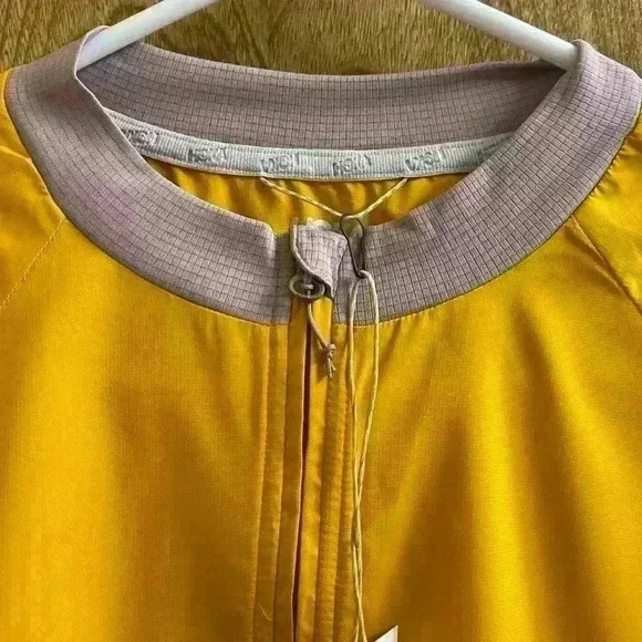 Hoka One One Women's 1/2-Zip Lightweight Wind Shell Top, Size M - Picture 7 of 15